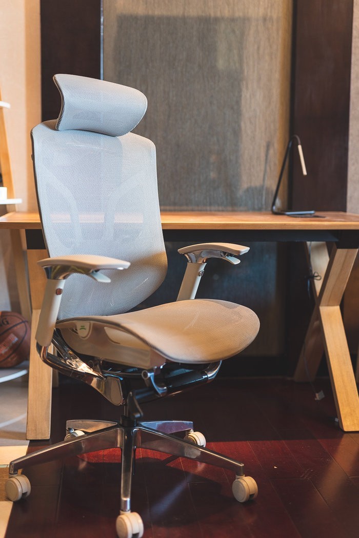 体验感受一把可以滑翔的办公椅