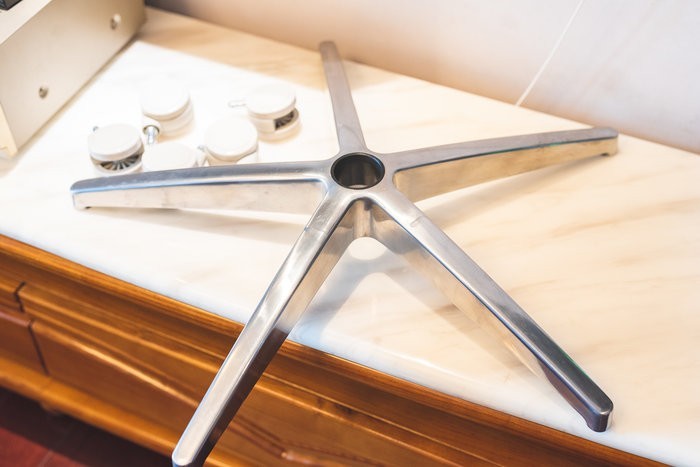 体验感受一把可以滑翔的办公椅