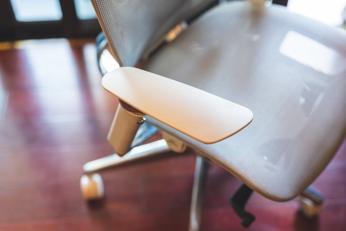 体验感受一把可以滑翔的办公椅