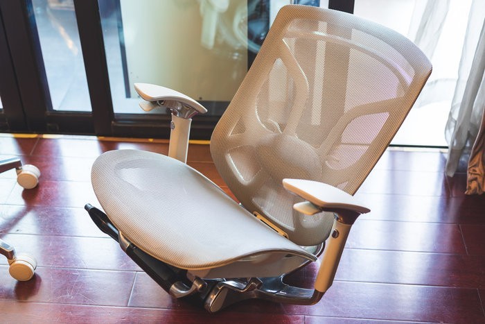 体验感受一把可以滑翔的办公椅