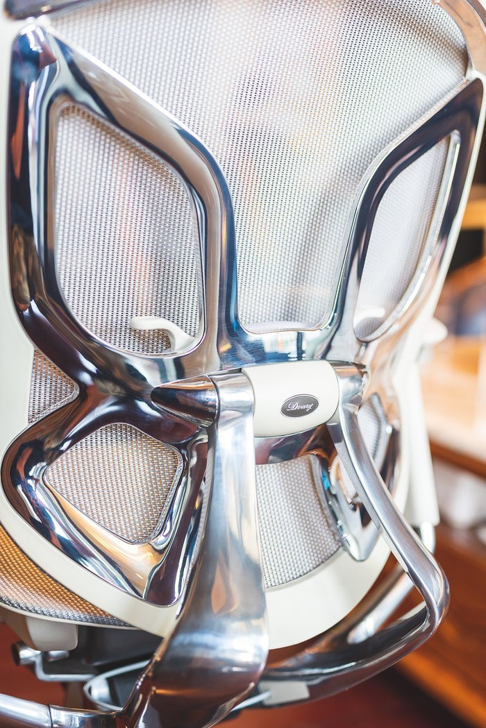 体验感受一把可以滑翔的办公椅