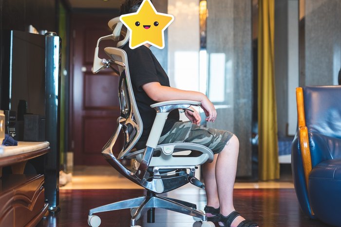 体验感受一把可以滑翔的办公椅