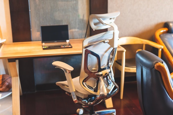 体验感受一把可以滑翔的办公椅