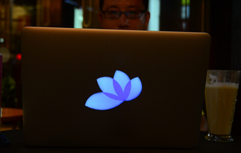 为你的MacBook定制独一无二的发光Logo