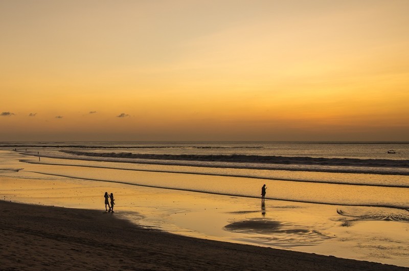 夕阳无限好，细品有味道。 夕阳西下，红霞满天，光影层叠，海滩如画。
