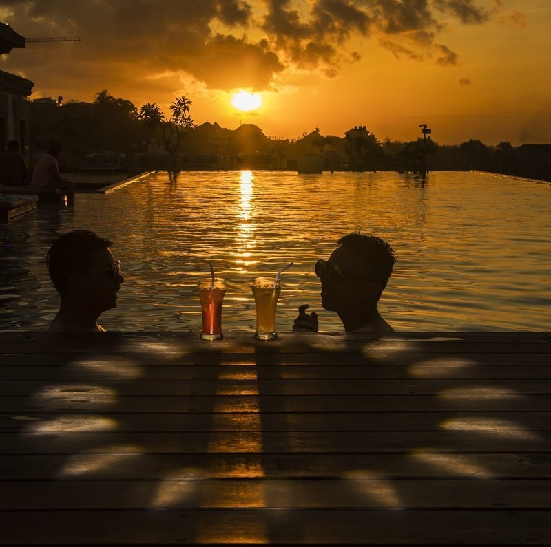 夕阳无限好，细品有味道。 夕阳西下，红霞满天，光影层叠，海滩如画。