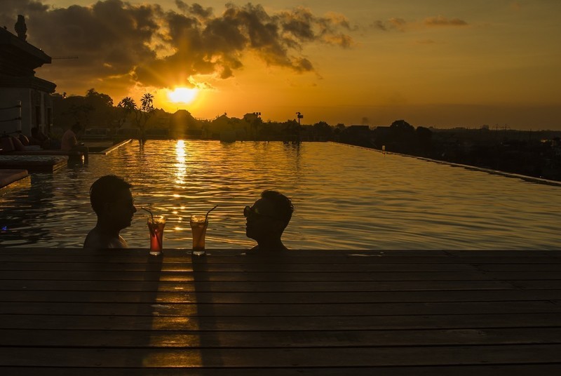 夕阳无限好，细品有味道。 夕阳西下，红霞满天，光影层叠，海滩如画。