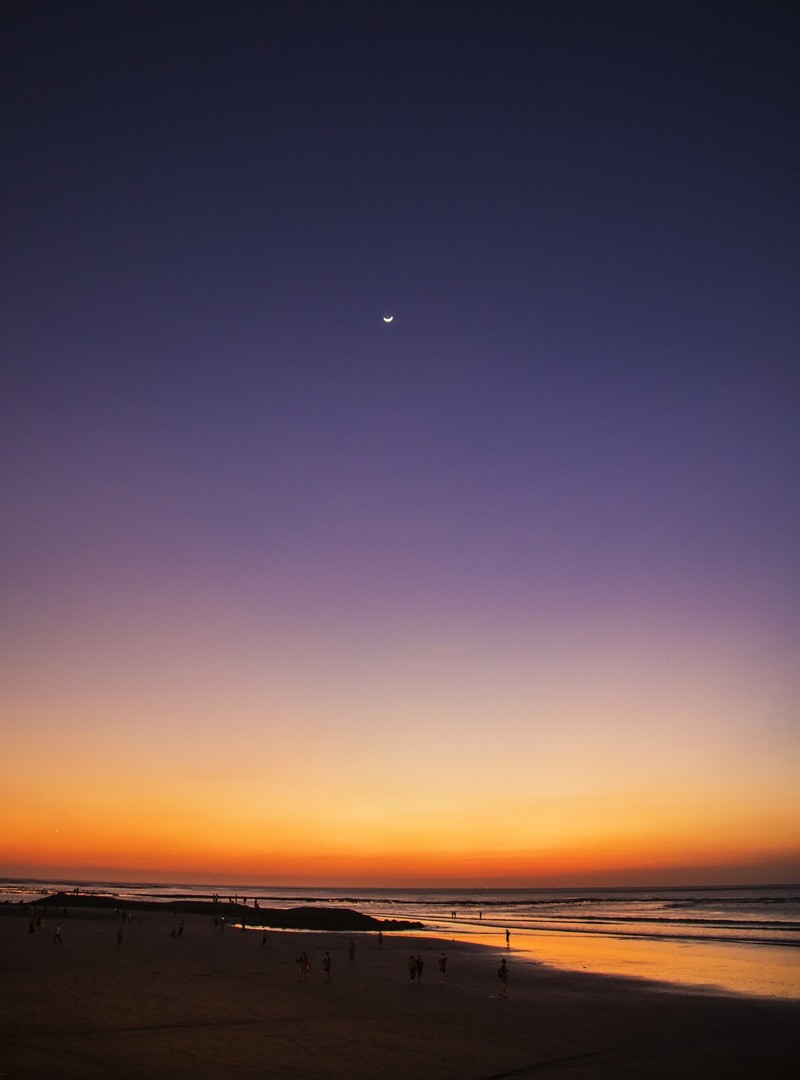 夕阳无限好，细品有味道。 夕阳西下，红霞满天，光影层叠，海滩如画。