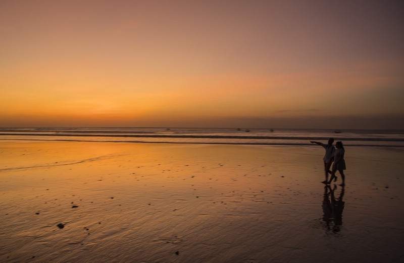 夕阳无限好，细品有味道。 夕阳西下，红霞满天，光影层叠，海滩如画。
