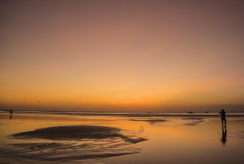 夕阳无限好，细品有味道。 夕阳西下，红霞满天，光影层叠，海滩如画。