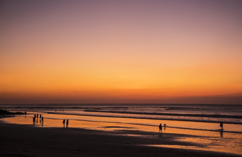夕阳无限好，细品有味道。 夕阳西下，红霞满天，光影层叠，海滩如画。