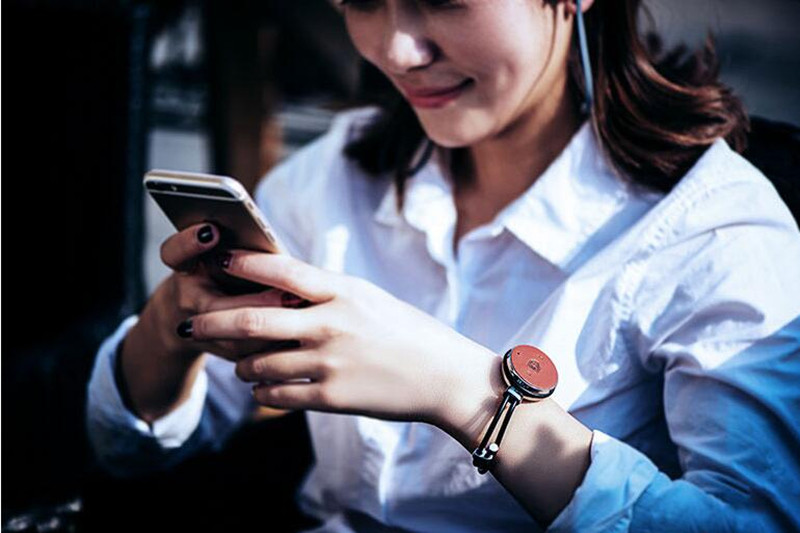 无损音乐的黄金搭档，八头牛蓝牙耳机手环播放组合体验