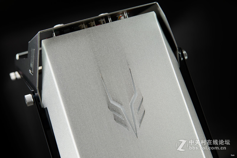 全铝+垂直风道，金河田银狐一体水冷装机作业