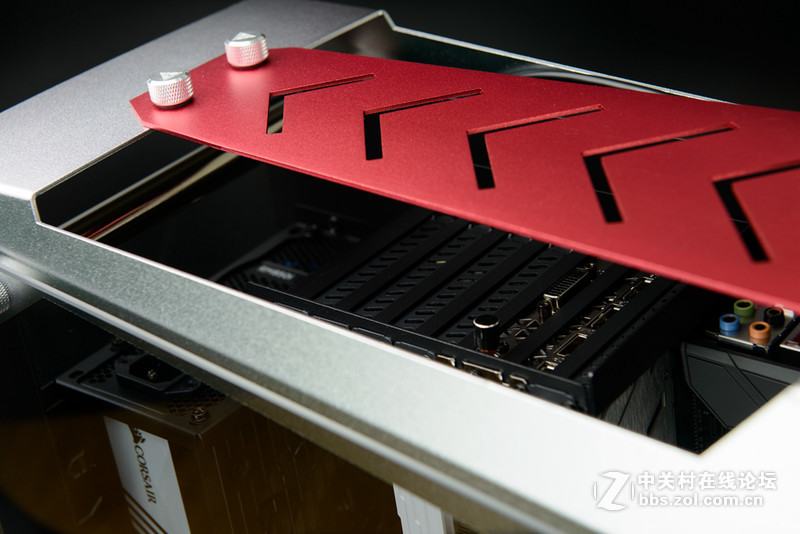 全铝+垂直风道，金河田银狐一体水冷装机作业