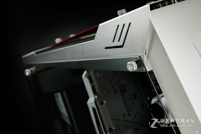 全铝+垂直风道，金河田银狐一体水冷装机作业