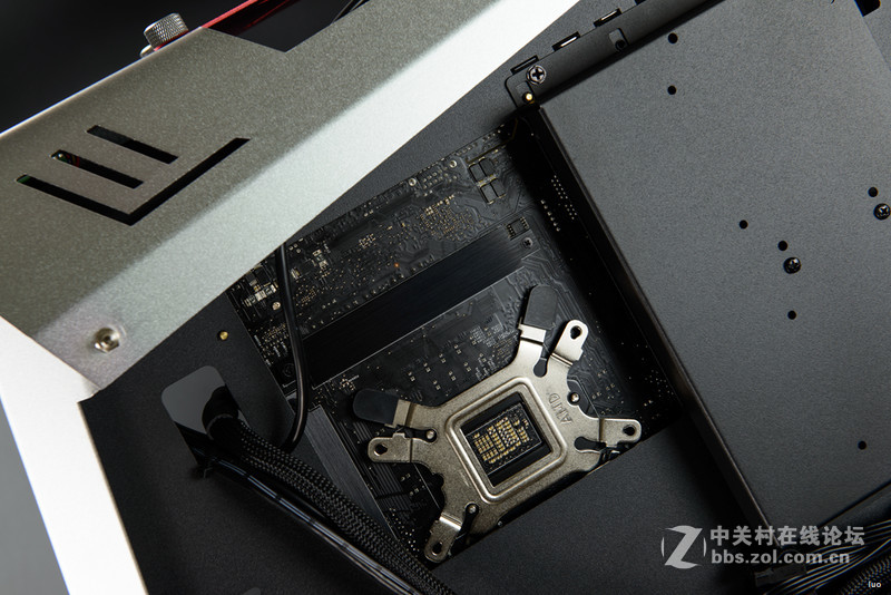 全铝+垂直风道，金河田银狐一体水冷装机作业