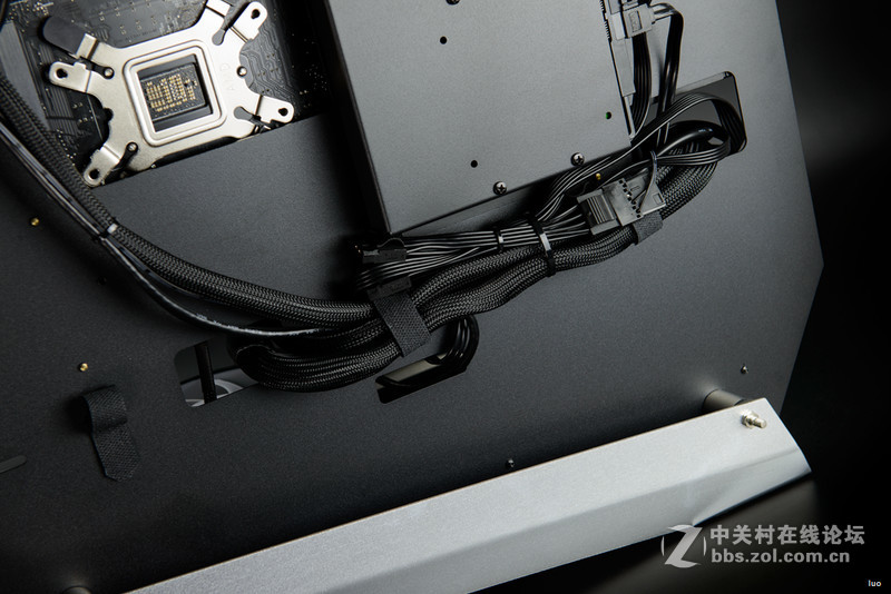 全铝+垂直风道，金河田银狐一体水冷装机作业