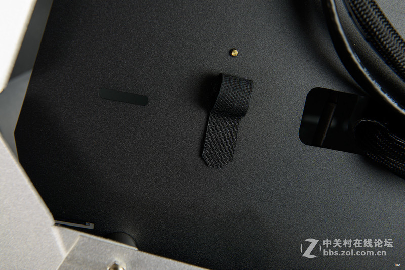 全铝+垂直风道，金河田银狐一体水冷装机作业