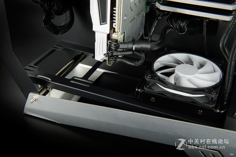 全铝+垂直风道，金河田银狐一体水冷装机作业