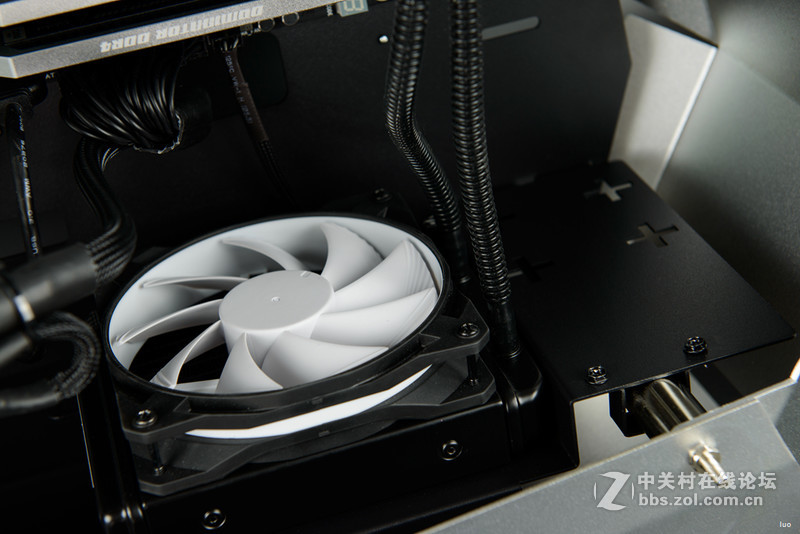 全铝+垂直风道，金河田银狐一体水冷装机作业