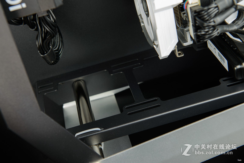 全铝+垂直风道，金河田银狐一体水冷装机作业