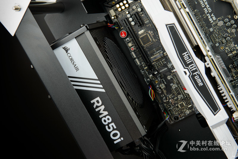 全铝+垂直风道，金河田银狐一体水冷装机作业