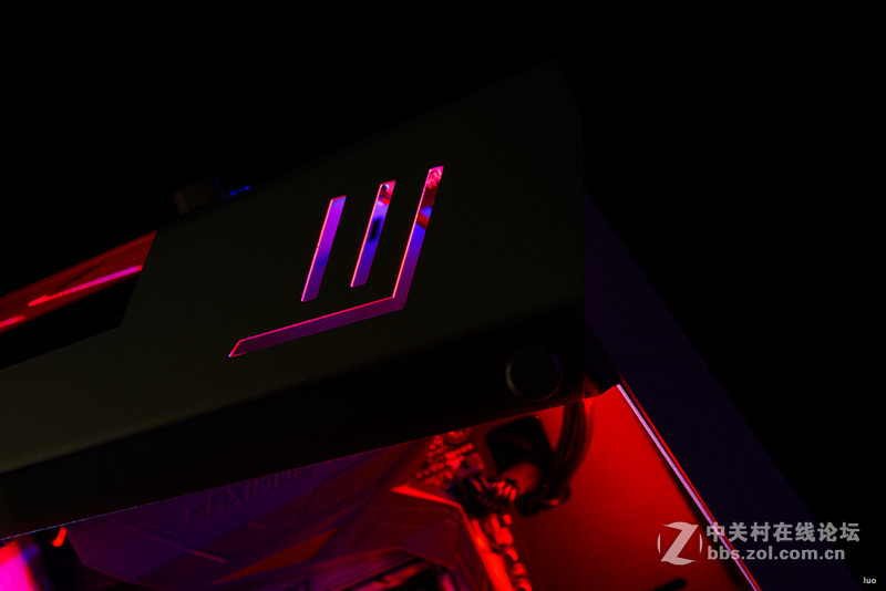 全铝+垂直风道，金河田银狐一体水冷装机作业