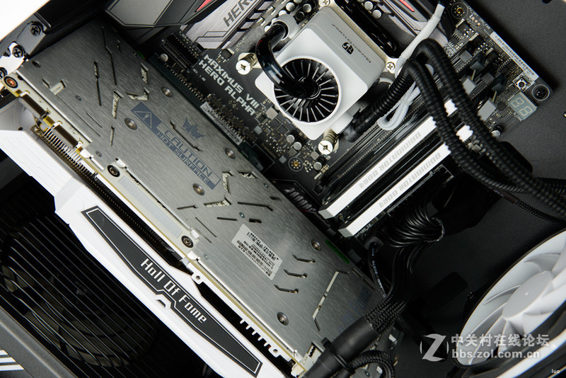 全铝+垂直风道，金河田银狐一体水冷装机作业