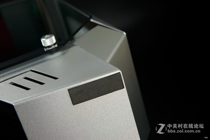 全铝+垂直风道，金河田银狐一体水冷装机作业