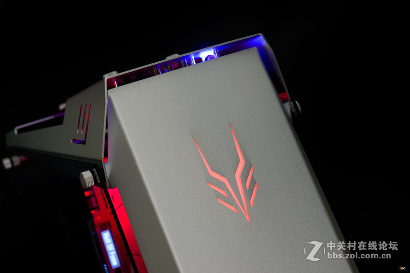 全铝+垂直风道，金河田银狐一体水冷装机作业