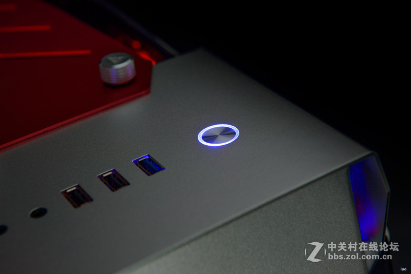 全铝+垂直风道，金河田银狐一体水冷装机作业