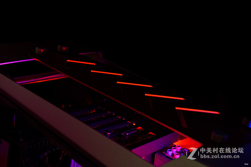 全铝+垂直风道，金河田银狐一体水冷装机作业