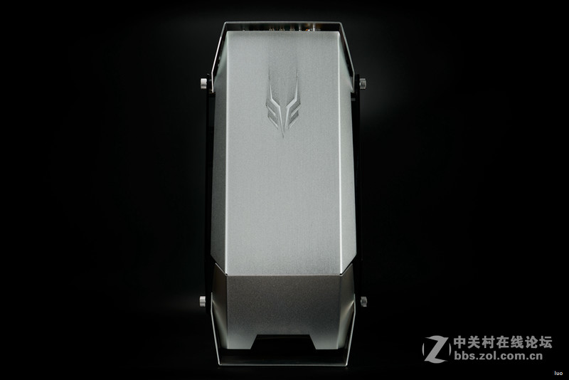 全铝+垂直风道，金河田银狐一体水冷装机作业