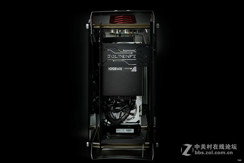 全铝+垂直风道，金河田银狐一体水冷装机作业