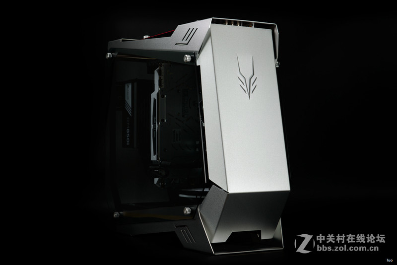 全铝+垂直风道，金河田银狐一体水冷装机作业