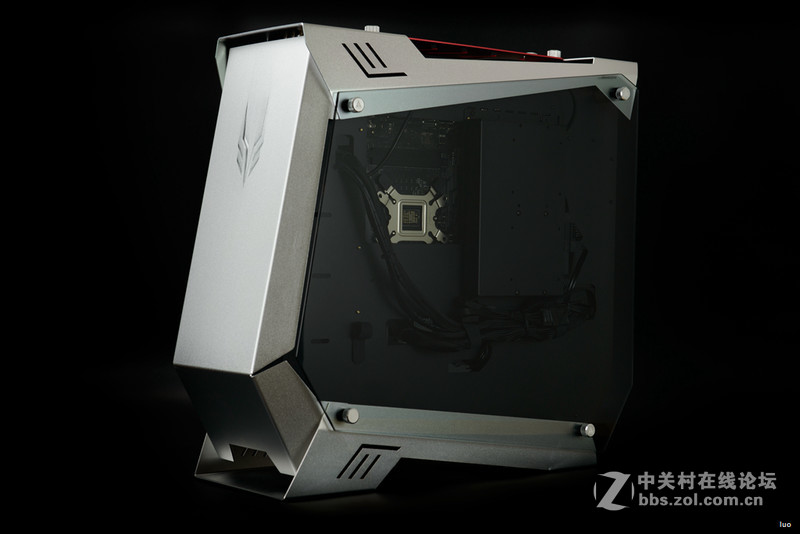 全铝+垂直风道，金河田银狐一体水冷装机作业