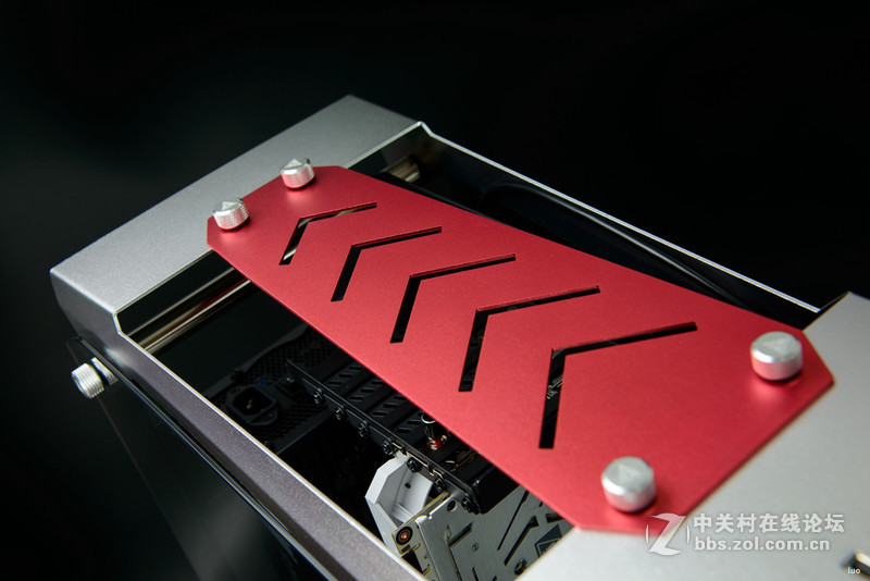 全铝+垂直风道，金河田银狐一体水冷装机作业