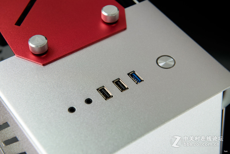 全铝+垂直风道，金河田银狐一体水冷装机作业