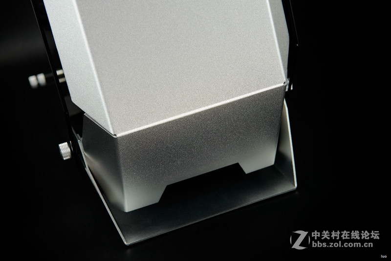 全铝+垂直风道，金河田银狐一体水冷装机作业