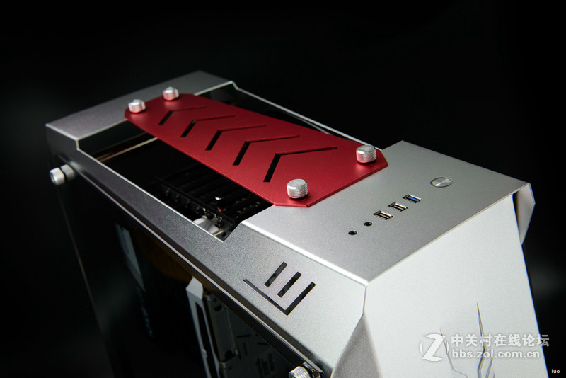 全铝+垂直风道，金河田银狐一体水冷装机作业