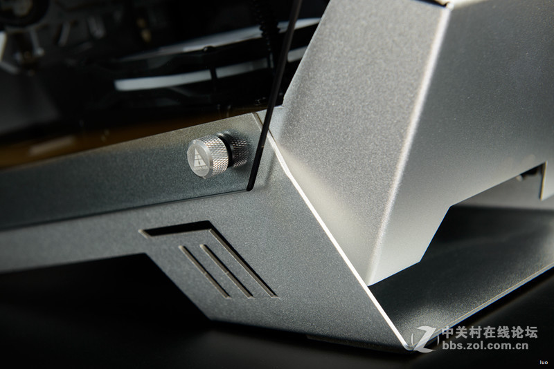 全铝+垂直风道，金河田银狐一体水冷装机作业