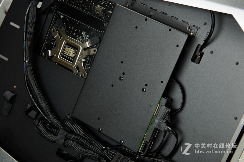 全铝+垂直风道，金河田银狐一体水冷装机作业