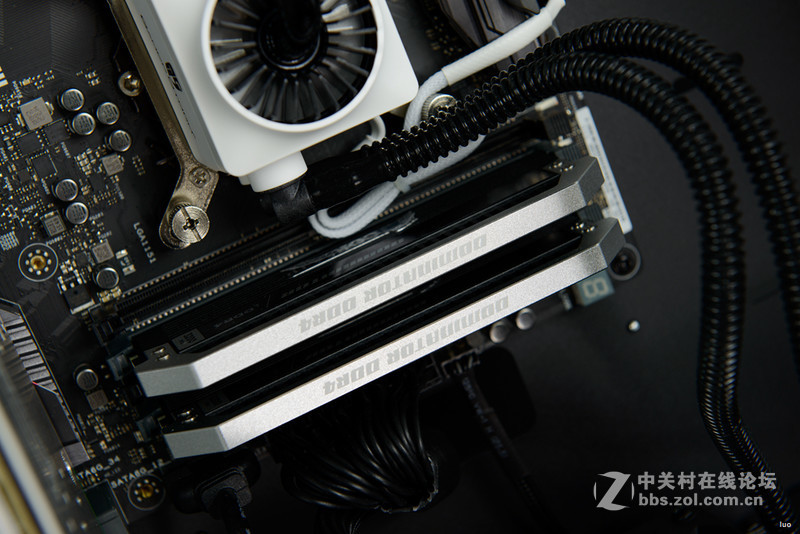 全铝+垂直风道，金河田银狐一体水冷装机作业