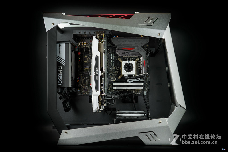 全铝+垂直风道，金河田银狐一体水冷装机作业