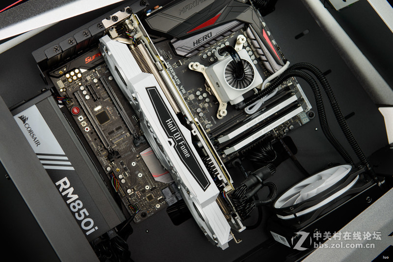 全铝+垂直风道，金河田银狐一体水冷装机作业