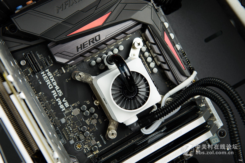 全铝+垂直风道，金河田银狐一体水冷装机作业