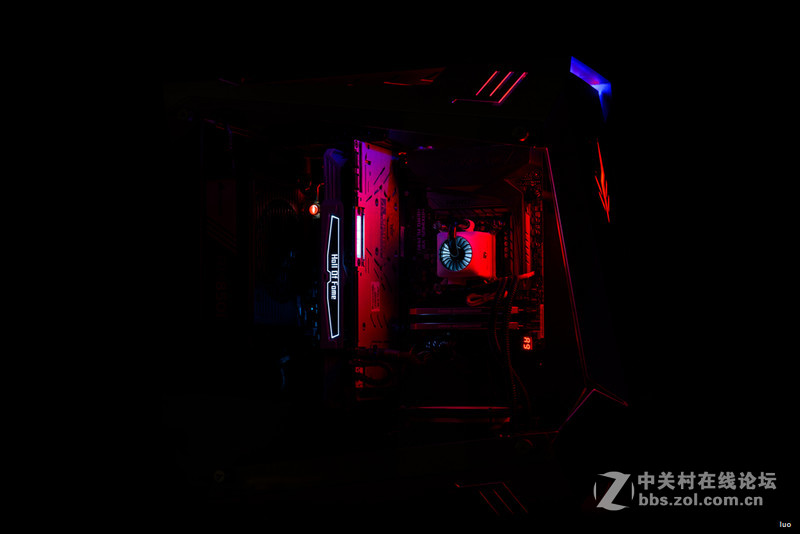 全铝+垂直风道，金河田银狐一体水冷装机作业