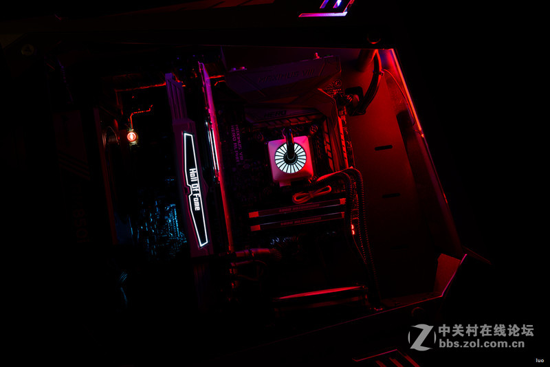 全铝+垂直风道，金河田银狐一体水冷装机作业