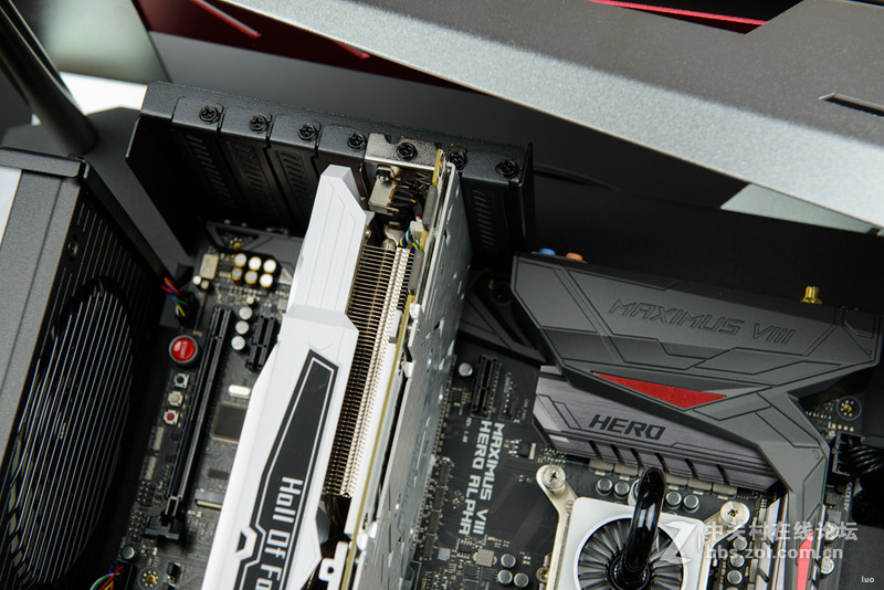 全铝+垂直风道，金河田银狐一体水冷装机作业