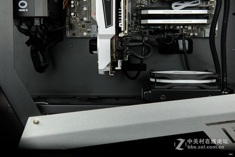 全铝+垂直风道，金河田银狐一体水冷装机作业